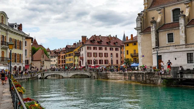 Canal et pont dans la vieille ville d’Annecy