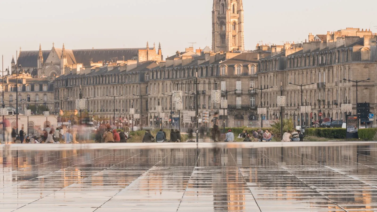 Architecture de Bordeaux et reflets dans l’eau