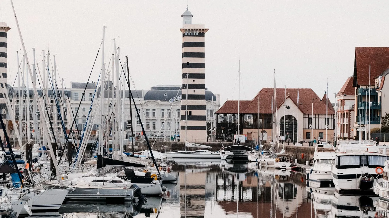 Port de Deauville et reflets des bateaux