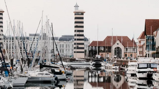 Port de Deauville et reflets des bateaux
