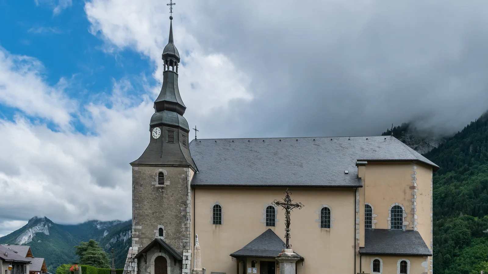 Église de Bellevaux, vue extérieure, Bellevaux