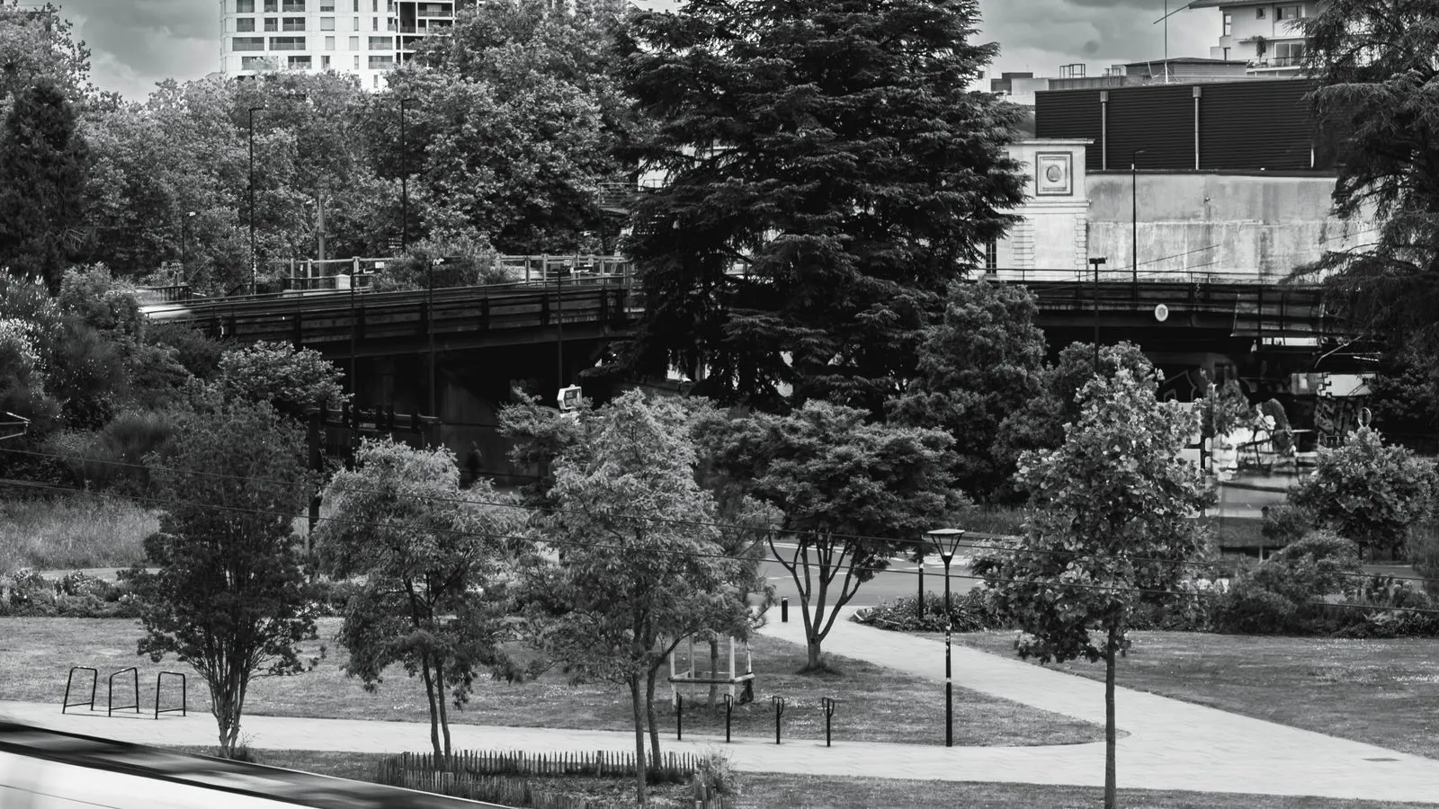 Tram et paysage urbain de Nantes en noir et blanc