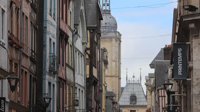 Rue historique et Gros-Horloge à Rouen