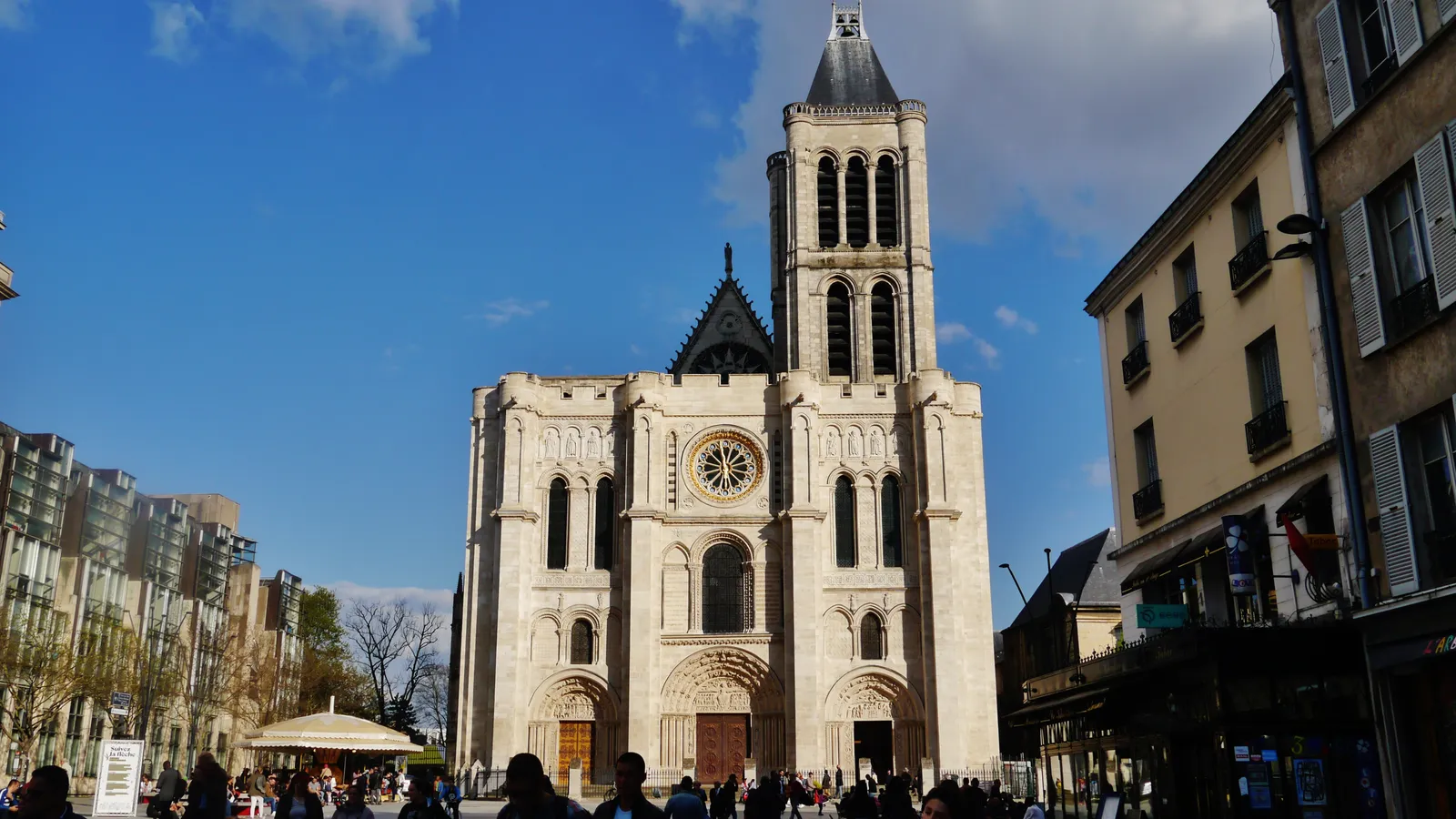 Façade de la basilique à Saint-Denis, Seine-Saint-Denis